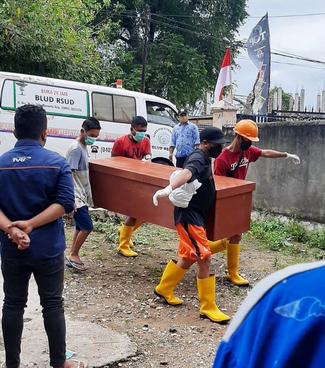 Tim pemulasaran jenazah corona di Baubau tidak gunakan APD saat makamkan jenazah corona. Foto: Dok Istimewa.