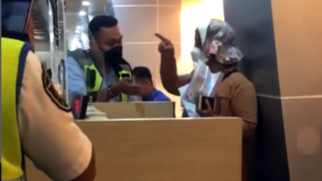 Wanita histeris dan ambil alih counter Check-in di Bandara Sam Ratulangi, Manado