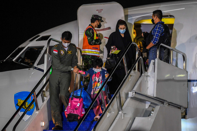 Sejumlah warga negara indonesia (WNI) yang dievakuasi dari Afghanistan tiba di Bandara Halim Perdanakusuma, Jakarta, Sabtu (21/8/2021) dini hari. Foto: Galih Pradipta/Antara Foto