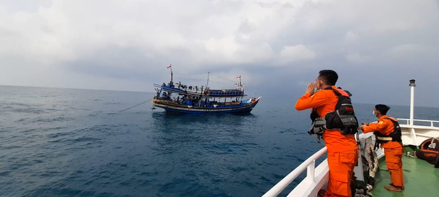 Tim Basarnas melakukan pencarian KM EMJ Tujuh yang hilang kontak menuju Pulau Enggano. | Foto: Ist