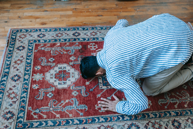 Bacaan dan Tata Cara Sholat Hajat agar Keinginan Dikabulkan (118853)