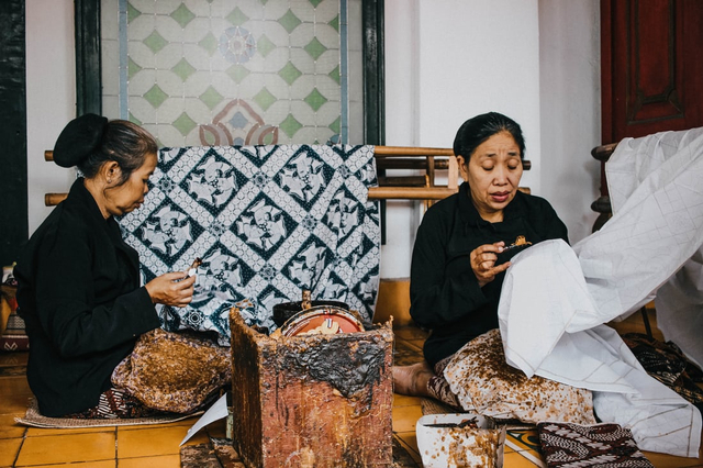 Ilustrasi Upaya untuk melestarikan batik yang merupakan warisan budaya Indonesia. Sumber : unsplash.com