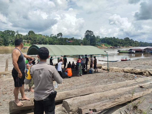 Proses pencarian diduga korban tenggelam di Sungai Barito.