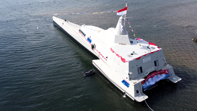 KRI Golok-688 merupakan Kapal Cepat Rudal Trimaran buatan dalam negeri oleh PT Lundin Industry Invest . Foto: FOTO/Budi Candra Setya