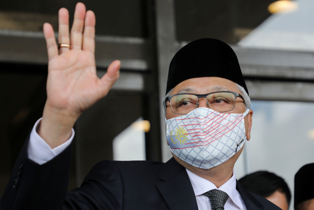 Perdana Menteri Malaysia Ismail Sabri Yaakob melambai kepada awak media sebelum berangkat menemui Raja, di Kuala Lumpur, Malaysia, 19 Agustus 2021. Foto: REUTERS/Lim Huey Teng