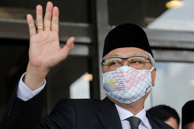 Mantan Wakil Perdana Menteri Malaysia Ismail Sabri Yaakob melambai kepada awak media sebelum berangkat menemui Raja, di Kuala Lumpur, Malaysia, 19 Agustus 2021. Foto: REUTERS/Lim Huey Teng