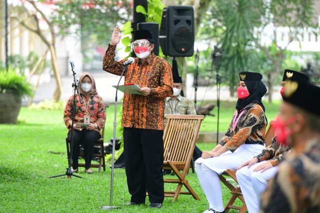 Kepala BPIP Prof. Yudian Wahyudi saat memberikan laporan kepada Presiden terkait Pembinaan Ideologi Pancasila bagi Paskibraka dan Purnapaskibraka pada Rabu, !8 Agustus 2021 di Istana Merdeka.