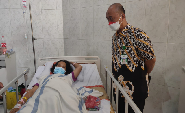 Humas RSUD dr Soeselo Slawi, Slamet Solahudin melihat kondisi Mudirah, ibu dari bayi kembar siam dua kepala dalam satu tubuh, Sabtu (21/8/2021).
