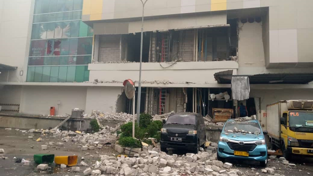Bangunan Mal Margo City Depok yang ambruk, Jalan Raya Margonda Kota Depok, Sabtu (21/8).  Foto: Dok. Istimewa
