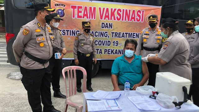 VAKSINASI warga Pekanbaru oleh Polisi. 