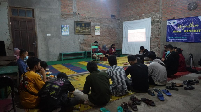 Pelaksanaan proker Edukasi Sosial Media Branding. Kredit Foto: Astrid FP