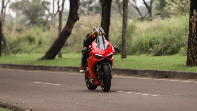 kumparan Test Ride: Sensasi Tunggangi Ducati Panigale Termurah di Indonesia (50760)