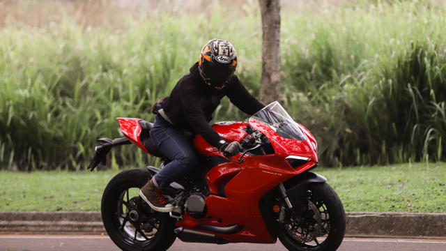 kumparan Test Ride: Sensasi Tunggangi Ducati Panigale Termurah di Indonesia (50753)