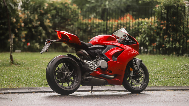kumparan Test Ride: Sensasi Tunggangi Ducati Panigale Termurah di Indonesia (50752)