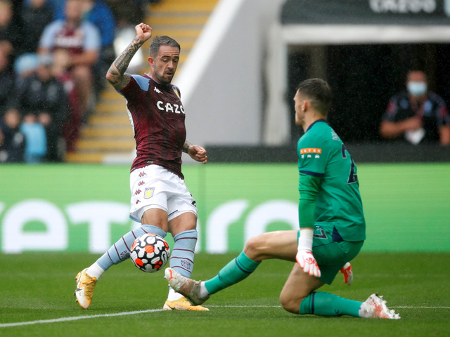 Pemain Aston Villa,Danny Ings menembak ke gawang Newcastle United saat pertandingan di Villa Park, Birmingham. Foto: Matthew Childs/Reuters