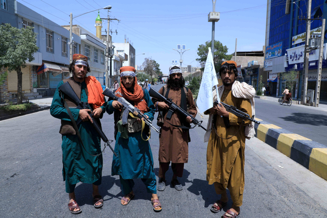Pejuang Taliban berjaga di Herat, Afghanistan, Kamis (19/8/2021). Foto: Aref Karimi/AFP