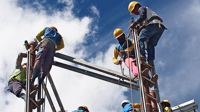 Petugas PLN saat bertugas di Kabupaten Dogiyai, Papua. (Dok PLN Papua)