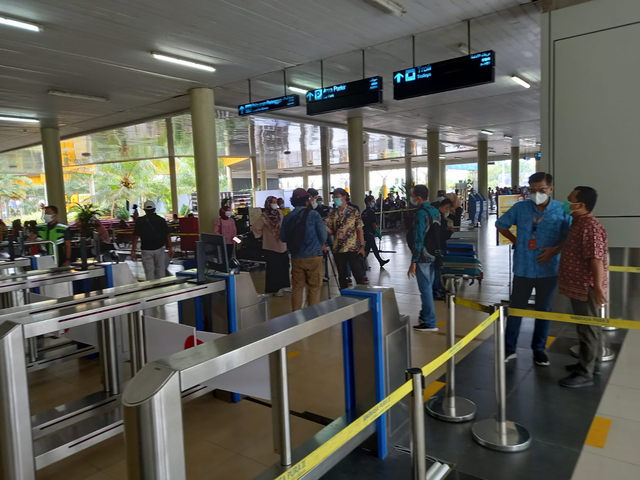 EGM Bandara Sultan Thaha Jambi, Agus Supriyanto meninjau proses pemeriksaan di bandara. (Foto: Isti) 