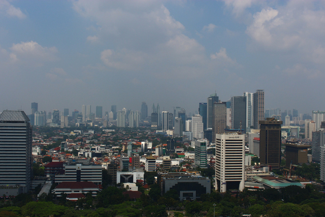 Sumber Foto : https://pixabay.com/photos/jakarta-smog-architecture-skyline-216410/