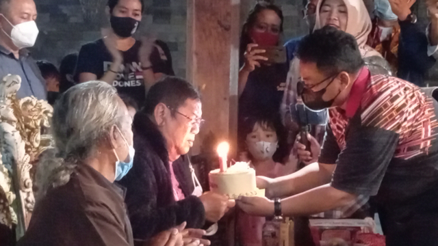 Dalang Ki Anom Suroto menerima kue ulang tahun di sela-sela pementasan daring. (FOTO: Agung Santoso)