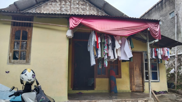 Rumah Wahyu Aditya Pratama, salah seorang ABK KM EMJ 7 yang hilang kontak. | Foto: Bella Sardio/ Lampung Geh