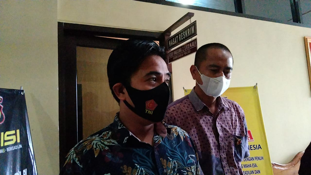 Kasat Reskrim Polresta Bandar Lampung Kompol Resky Maulana Zulkarnain saat diwawancarai awak media massa. | Foto: Bella Sardio /Lampung Geh