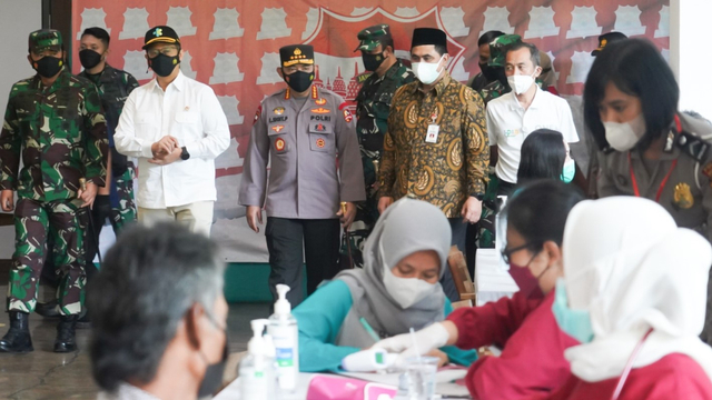 Kapolri Jenderal Listyo Sigit Prabowo dan Panglima TNI Marsekal Hadi Tjahjanto meninjau vaksinasi di Boyolali. (FOTO: Agung Santoso)