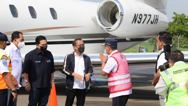 Mensesneg Pratikno, Menteri BUMN Erick Thohir, dan Menteri Perhubungan Budi Karya Sumadi, saat tiba di Bandara Ngloram, Blora. (foto: priyo/beritabojonegoro)