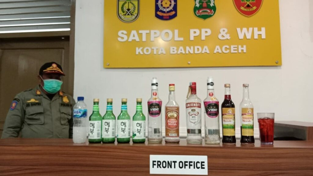 Sejumlah barang bukti minuman keras (miras) yang diamankan di salah satu kafe dalam razia pelanggaran Syariat Islam. Foto: Dok. Satpol PP dan WH Kota Banda Aceh