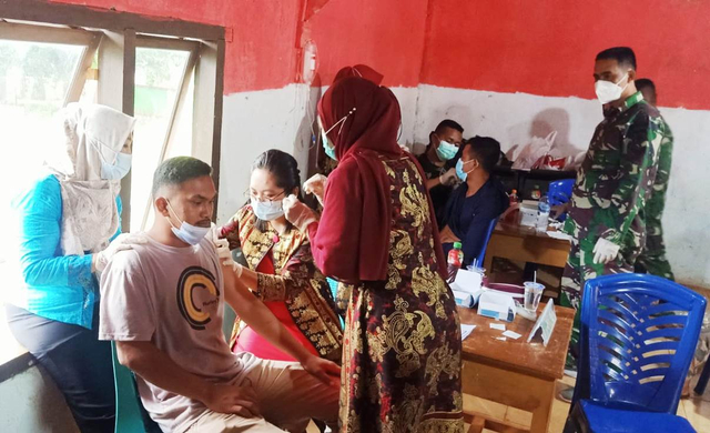 Warga di Kecamatan Langgikima, Kabupaten Konawe Utara, Sultra sedang dilakukan penyuntikan vaksin corona. Foto: Dok Penrem 143/HO.