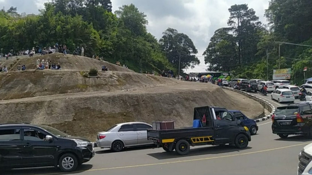 Antrian kendaraan menuju Bogor dari Cianjur, Jawa Barat, terus memanjang di kawasan Puncak, sehingga petugas melakukan rekayasa sebagai antisipasi macet total, Minggu (22/8). Foto: Ahmad Fikri/ANTARA