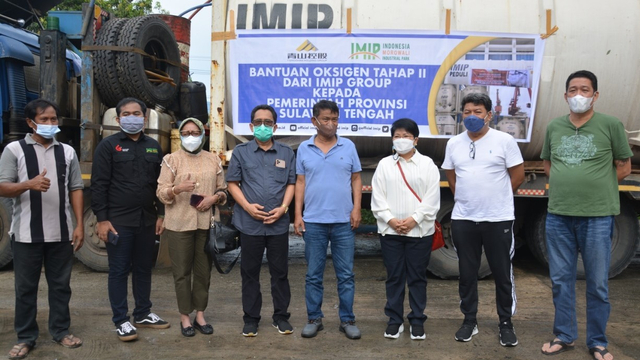 Gubernur Sulteng Rusdy Mastura menerima secara simbolis bantuan lanjutan ISO tank oksigen dari PT IMIP, Minggu, 22Agustus 2021, di Palu. Foto: Biro Adpim Pemprov Sulteng