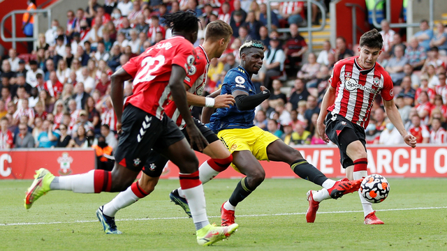 Jack Stephens dari Southampton beraksi saat menghadapi Manchester United di St Mary's Stadium, Southampton, Inggris, Minggu (22/8). Foto: Peter Nicholls/REUTERS