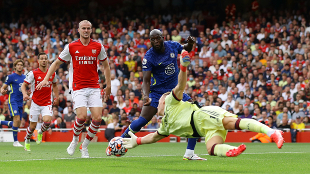 Pemain Chelsea Romelu Lukaku menendang bola ke arah gawang Arsenal pada pertandingan lanjutan Liga Inggris di Stadion Emirates, London, Inggris. Foto: David Klein/REUTERS