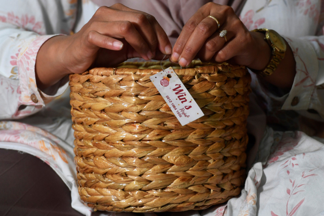 Perajin memasang lebel pada pruduk yang akan dikirim ke pelanggannya di UMKM Win's Rajut, Pasuruan, Jawa Timur. Foto: Zabur Karuru/ANTARA FOTO