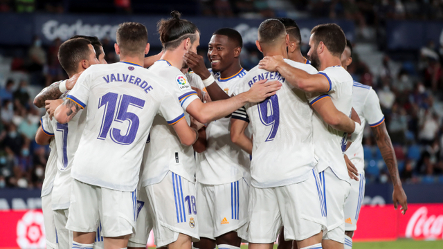 Selebrasi pemain Real Madrid usai mencetak gol ke gawang Levante pada pertandingan Liga Spanyol di Estadio Ciudad de Valencia, Valencia, Spanyol. Foto: Jose Miguel FERNANDEZ / AFP