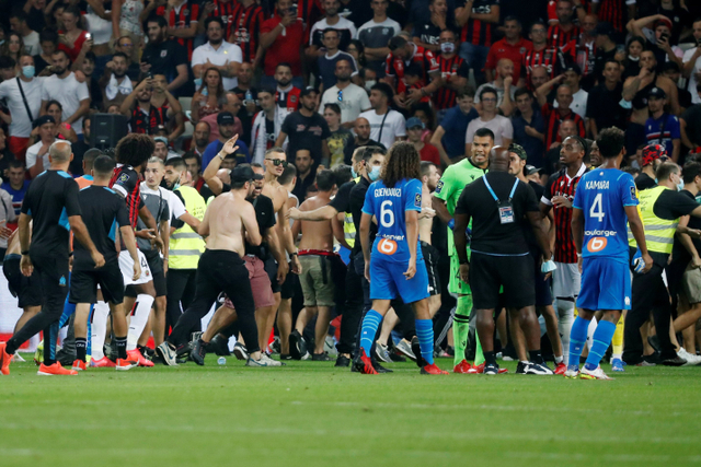 Kerusuhan saat laga Marseille melawan Nice pada pertandingan Liga Prancis di Allianz Riviera, Nice, Prancis. Foto: Eric Gaillard/REUTERS