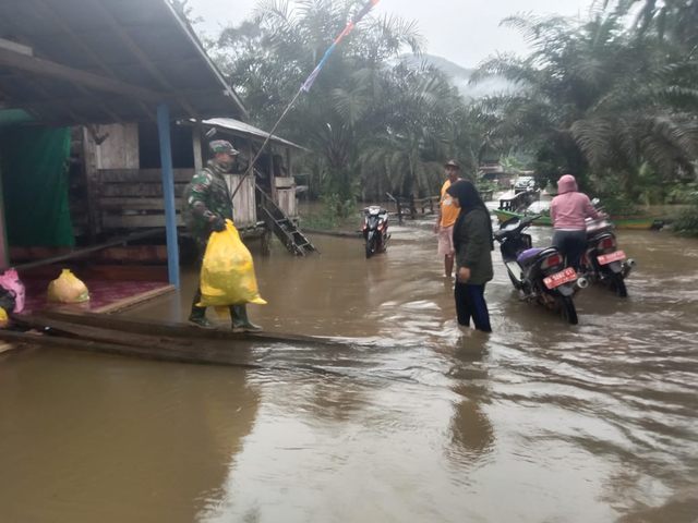 Anggota TNI membantu warga desa mengevakuasi barang saat banjir terjadi/InfoPBUN/foto: Kodim 1014/Pbn