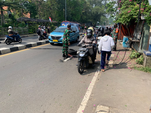 Suasana kemacetan akibat kabel listrik yang melintang di Jalan Raya Jakarta Bogor karena tersangkut kontainer. Foto: Dok. Ahmad