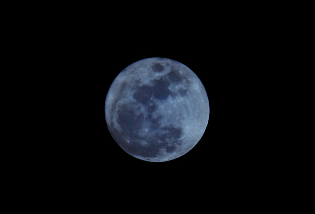 Fenomena bulan biru "blue moon" terlihat di langit Lombok, Mataram, NTB, Minggu (22/8/2021). Foto: Yusuf Nugroho/Antara Foto