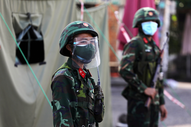 Tentara berjaga di pos pemeriksaan militer saat lockdown di Ho Chi Minh, Vietnam, Senin (23/8). Foto: Stringer/Reuters