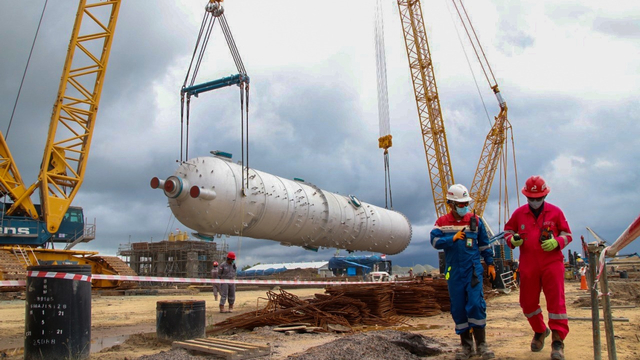 PT Kilang Pertamina Balikpapan (KPB) saat melakukan Lifting Alkylation Reactor Equipment pada Sabtu (21/8). Foto: Pertamina