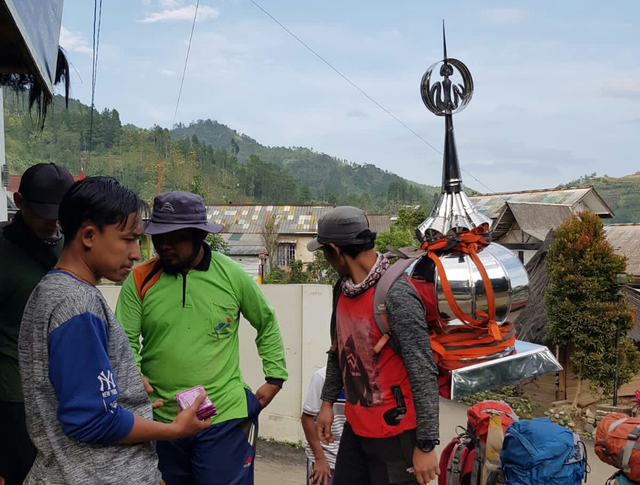 Relawan membawa kubah menuju pos 4 Jalur Pandakian Gunung Slamet Via Basecamp Permadi Guci Tegal.
