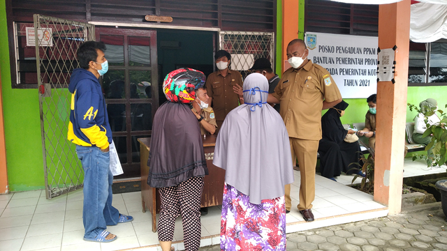 Warga datangi posko pengaduan di Dinsos Kota Jambi. (Foto: M Sobar Alfahri)