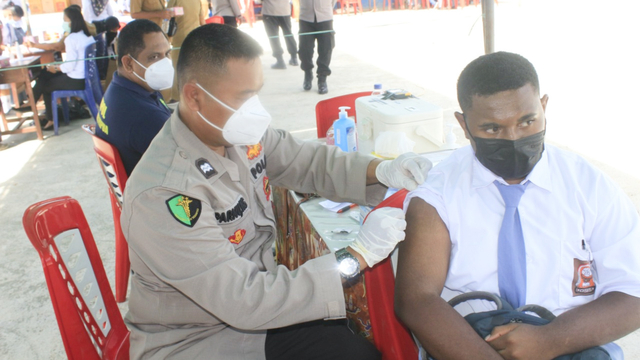 Vaksinasi merdeka menyasar pelajar SMA 2 Jayapura. (Dok Humas Polda Papua)   