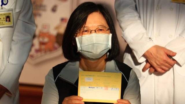 Presiden Taiwan Tsai Ing-wen setelah disuntik dengan Vaksin Medigen Taiwan, di National Taiwan University Hospital, di Taipei, Taiwan, Senin (23/8/2021). Foto:  Ceng Shou Yi/NurPhoto/Reuters