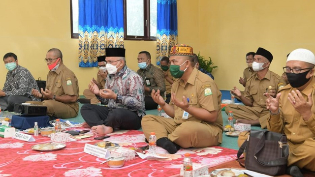 Sekda Aceh Taqwallah (tengah) beserta kepala sekolah dan dewan guru mengikuti zikir dan doa bersama yang turut diikuti oleh seluruh ASN Pemerintah Aceh secara virtual, di SLB Negeri Al-Fansury, Aceh Singkil, Senin (23/8). Foto: Dok. Humas Setda Aceh
