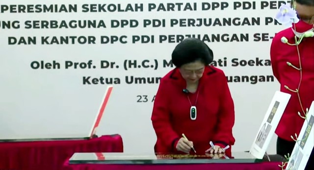 Ketum PDIP Megawati Soekarnoputri meresmikan 10 Kantor Partai PDIP secera virtual, Senin (23/8). Foto: PDIP