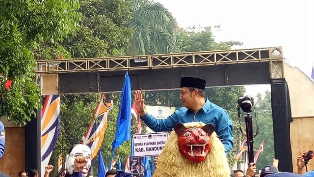 Ridwan Kamil menyapa warga dari atas Sisingaan. (Foto: Ainul Qalbi/kumparan)