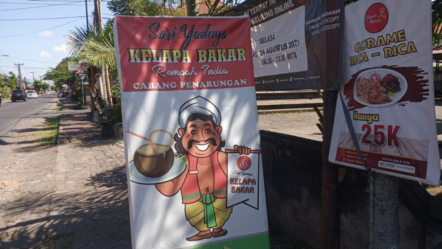 Lapak penjualan kelapa bakar rempah India di Penarungan, Sibang, Badung, Bali - IST